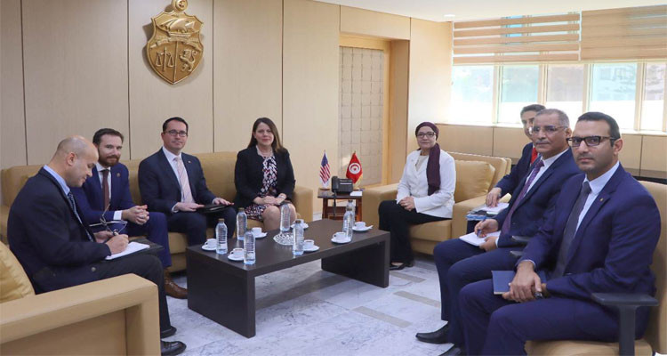 وزيرة العدل تتفق مع نائبة السفير الأمريكي بتونس على تعزيز التعاون الثنائي