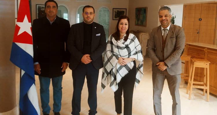 سفيرة كوبا تناقش مع رئيس جامعة الملاكمة وأعضاده  فرص التعاون في الفن النبيل