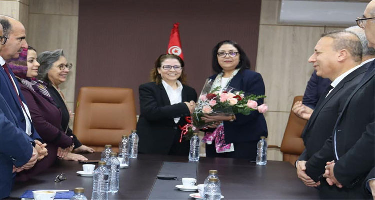 وزيرة التجارة المقالة تسلم مهامها رسميا إلى الوزيرة الجديدة 