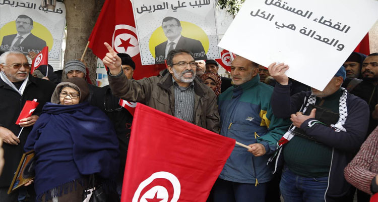 عدد من أنصار النهضة يطالبون من أمام مقر وزارة العدل بالأفراج عن العريّض 