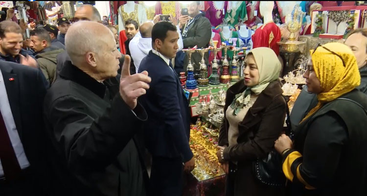 رئيس الدولة لسائحتين جزائريتين: أنتم أهلنا وإخوتنا (فيديو)  