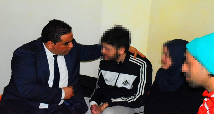 والي بن عروس يعود عائلة معوزة ويوصي بحسن الاحاطة بها 