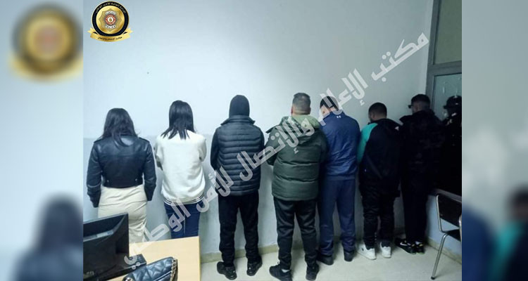 القبض على انفار من بلد مجاور وفتاتين داخل شقة مشبوهة 