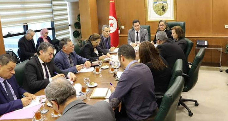 وزيرا الصناعة والنقل يناقشان ملف النقل الحديدي للفسفاط ومشتقاته 