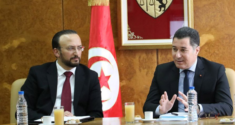 نحو التخلي عن التعريف بإمضاء عقود بيع العربات لدى مصالح البلديات 