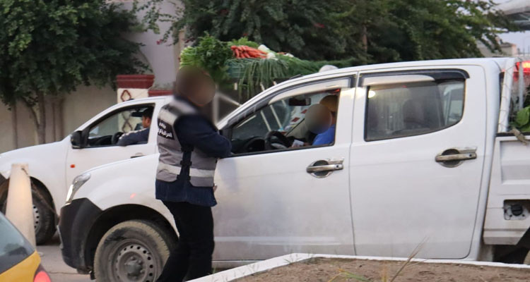 الاحتفاظ بشخص ضُبط بصدد تهريب مواد غذائية إلى بلد مجاور 