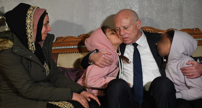 رئيس الدولة يزور عائلة الشاب الذي تبرع بكبده لفائدة الطالبة سالي 