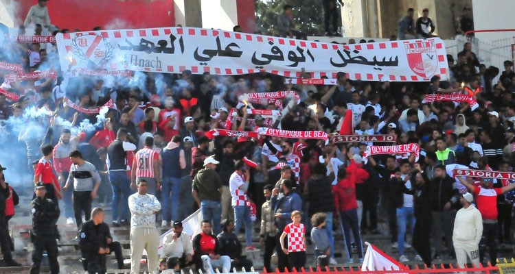 رئيس الأولمبي الباجي كمال والي يرمي المنديل 