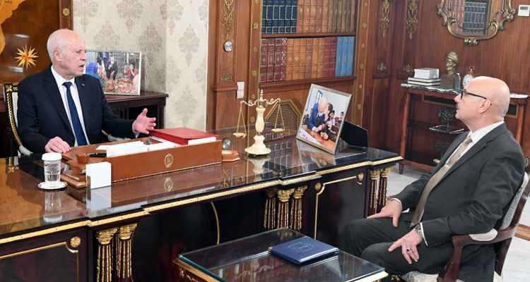 رئيس الدولة يدعو إلى إنشاء محطة كبرى لتحلية مياه البحر تزود ولايات الجنوب 
