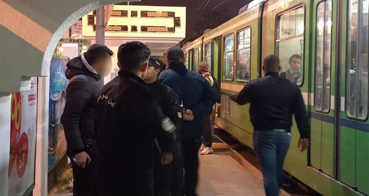 شركة نقل تونس تشن حملة على ظاهرة خلع أبواب المترو وتخريب المعدات