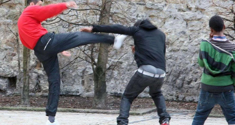 المرسى: خمسة منحرفين يعتدون بالعنف الشديد على مواطن ويسلبونه أغراضه