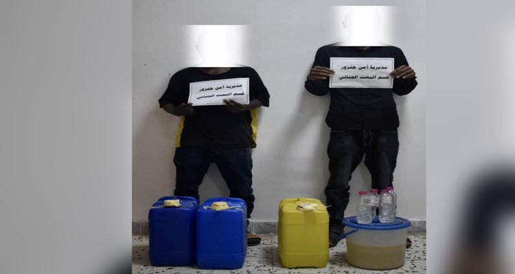 الأمن الليبي يقبض على إفريقيين يبيعان الخمور في أوعية بلاستيكية 