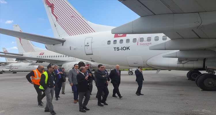 وزير النقل يوصي بحسن التعامل مع أمتعة المسافرين 