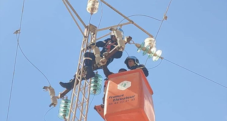 تخليص جثة شاب كانت عالقة بأعلى عمود ضغط كهربائي عال 