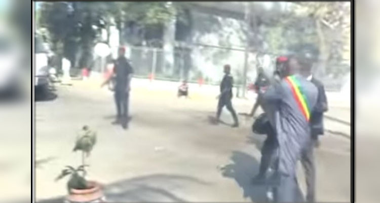 الأمن السنيغالي يوقف 14 نفرا تظاهروا أمام مقر السفارة التونسية 