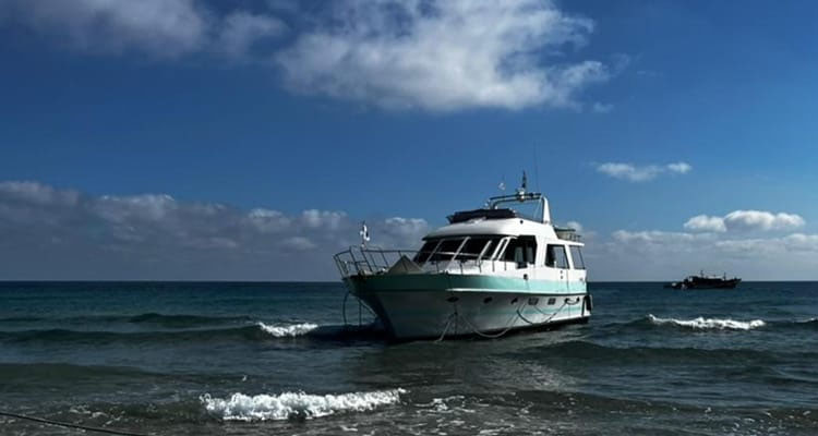 بنزرت: سحب يخت فرنسي جنح نحو اليابسة وإنقاذ راكبيه