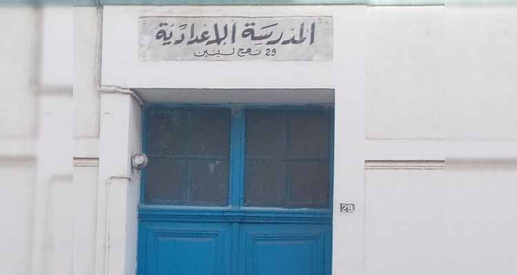 ولي يقتحم أحد قاعة الدرس ويعتدي بالعنف الشديد على الأستاذ !