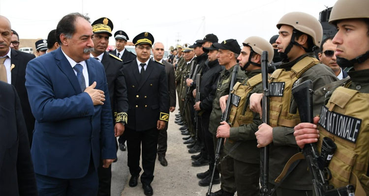 وزير الداخلية يشارك الأمنيين بالمركز الحدودي المتقدم "القطع" وجبة الإفطار