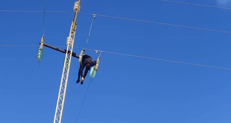 سقوط شاب من عمود إنارة بعد خسارته رهان لعبة ''شكبة'' 