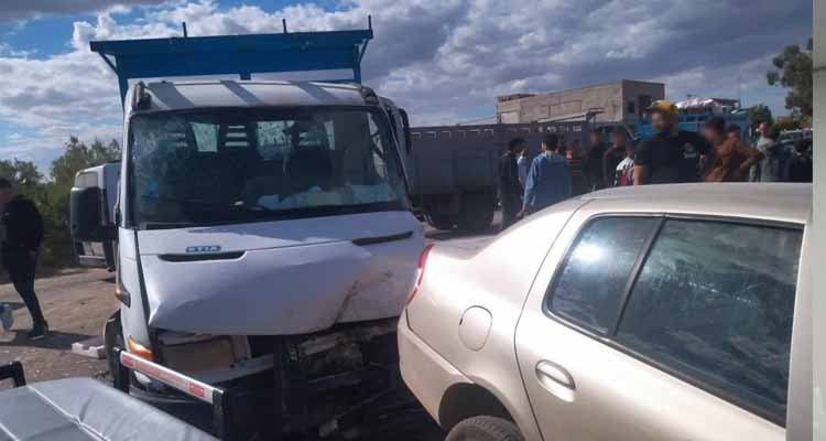 ستة مصابين في أعقاب تصادم شاحنة مع سيارتين 