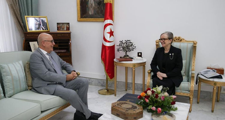 محافظ البنك المركزي يسلم رئيسة الحكومة القوائم المالية للسنة الماضية 