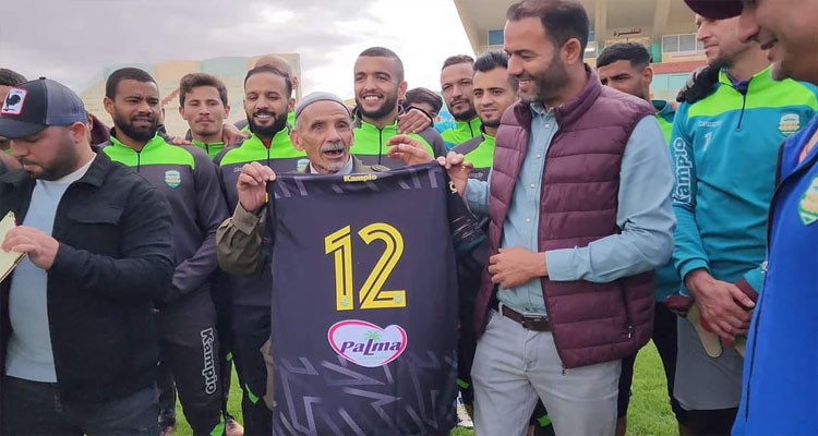 هيئة قوافل قفصة تهدي رحلة عمرة إلى عميد مشجعيها 