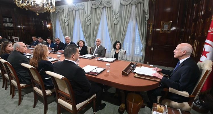 رئيس الدولة لثلة من الأساتذة: لا نقبل إملاءات الخارج ولا تعوزنا الكفاءات