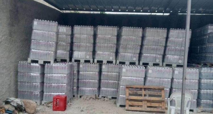 تاجر مواد بناء يخفي داخل مخازنه قرابة 56 ألف لترا من المياه المعدنية 