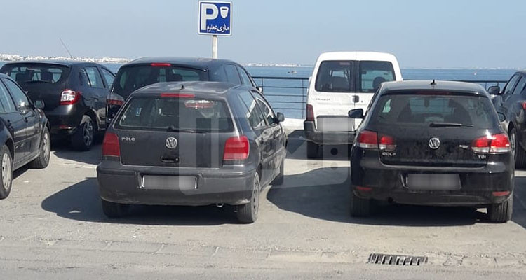 حارس مأوى يهشم سيارتين ويستولي على بعض محتوياتهما 