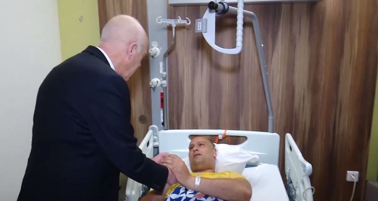 رئيس الدولة يزور جريح الثورة يسري الزرلي بمستشفى باريس 