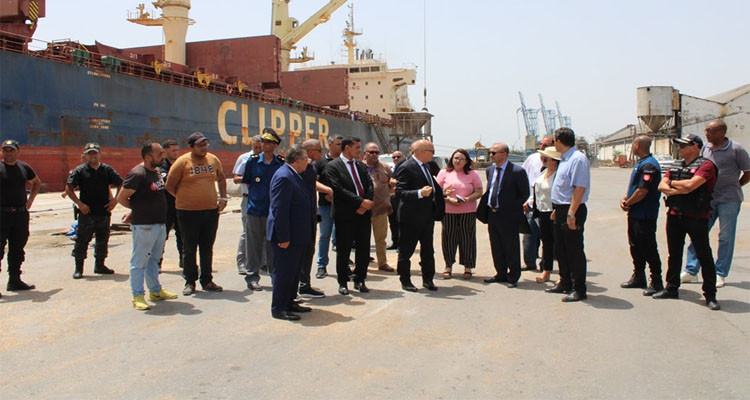 وزير الفلاحة يوصي بالإسراع في إفراغ شحنات بواخر الحبوب تفاديا لتخطئة الدولة