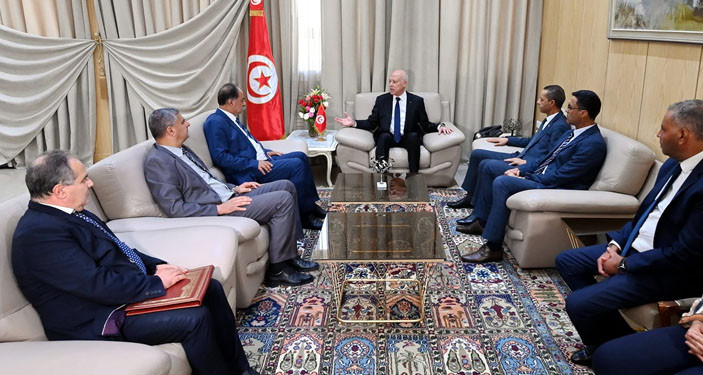 رئيس الدولة: أن يقطع أجانب آلاف الكيلومترات للتركز بمدينة معينة مثير للريبة