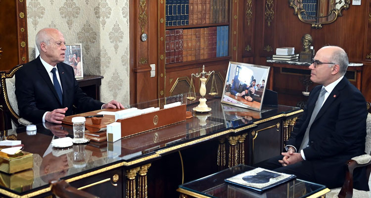 رئيس الدولة يستنكر انتظار مواطنينا بالخارج أشهرا للحصول على جواز سفر