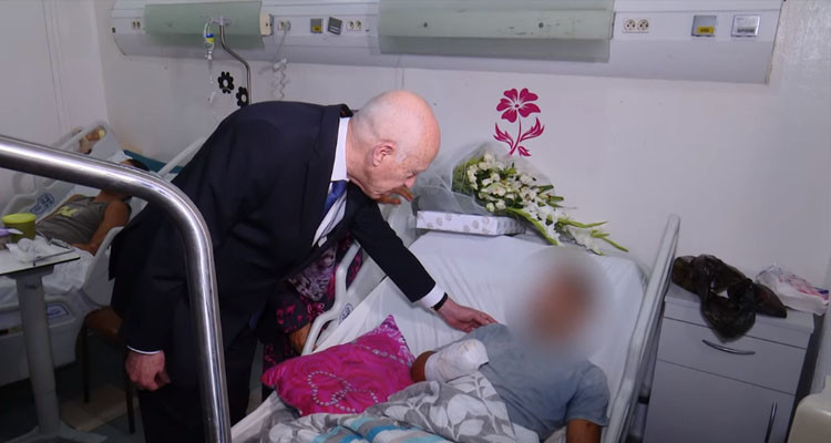 رئيس الدولة يعود التلميذ عدنان المعموري المصاب في انفجار لغم 