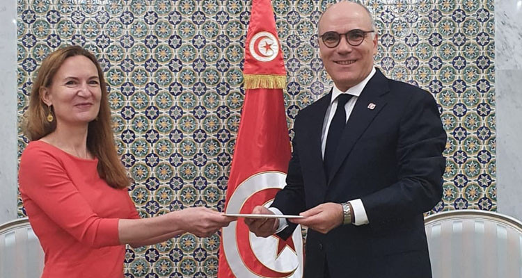 السفيرة الفرنسية الجديدة تسلم أوراق اعتمادها لوزير الخارجية نبيل عمار 