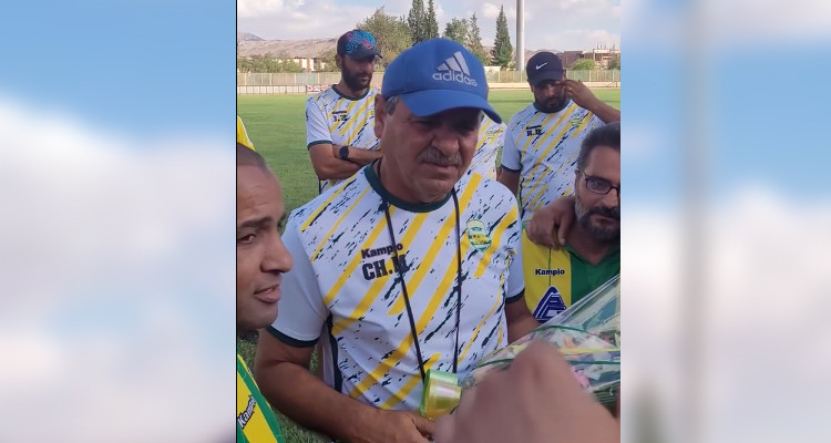 جماهير قوافل قفصة تعتذر من مدربها شاكر مفتاح وتهديه باقة ورود(فيديو)