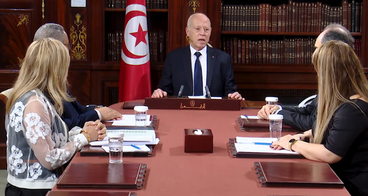 رئيس الدولة: نحن نتصدى للمخدرات في محيط المعاهد والتلاميذ يتصدون للخنازير