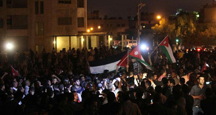 الامن الأردني يتصدى لمحاولة اقتحام السفارة الاسـ.رائيلـ.ة من قبل المتظاهرين 