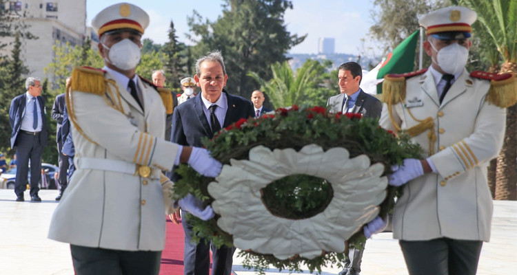 رئيس الحكومة يزور مقام الشهداء بالعاصمة الجزائر