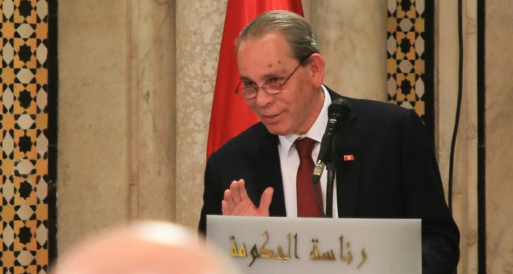 رئيس الحكومة أحمد الحشاني يستهل أولى زياراته الرسمية بالتوجه إلى الجزائر