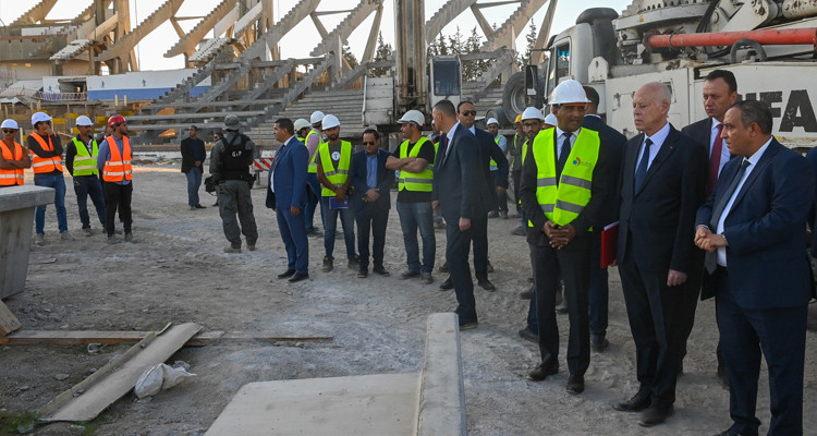 رئيس الدولة يعاين سير أشغال الملعب الأولمبي بالمنزه 