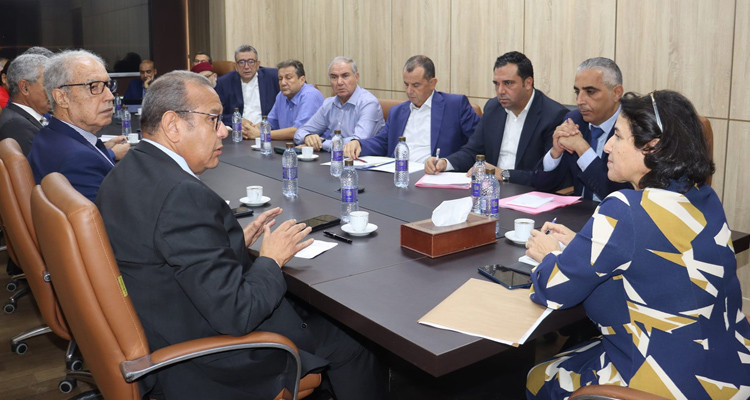 وزارة التجارة تناقش مع المهنيين كيفية التحكم في أسعار المواد الأساسية