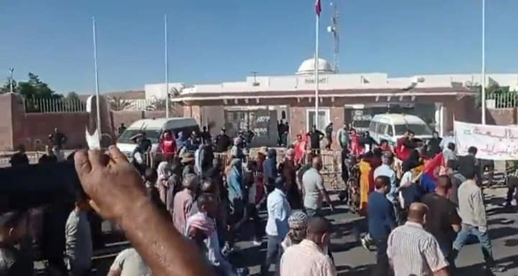 بعد الحجارة والغاز: رئاسة الحكومة تأذن بصرف أجور عمال البستنة والغراسات بتطاوين