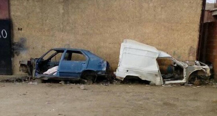 القبض على نفرين يسطوان على السيارات ويفككانها لتهريبها نحو الجزائر
