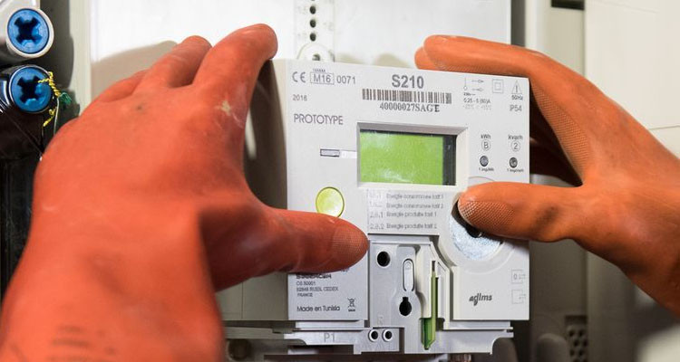 إيقاف رجل اعمال بشبهة التلاعب بعدادات التيار الكهربائي