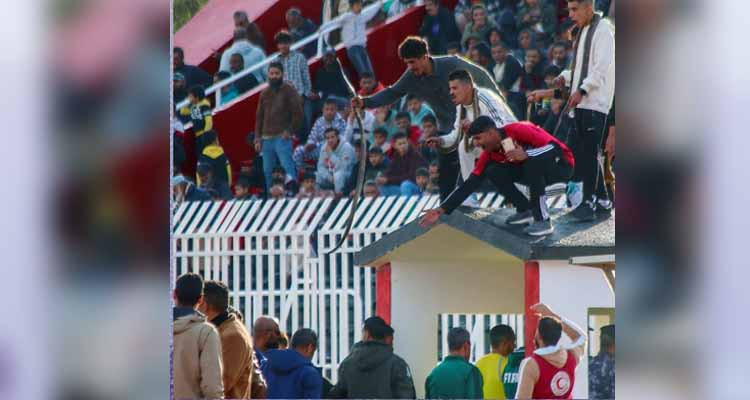 جماهير المروج الليبي تستعين بالثعابين لترهيب لاعبي الفريق المنافس