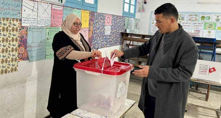 والي بنزرت يحث المواطنين على المشاركة بكثافة في انتخابات المجالس المحلية