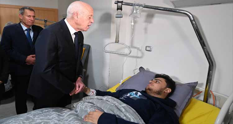 رئيس الدولة لجريح فلسطيني: سنأتيك إلى غرفتك بحاسوب لتواصل تميزك الدراسي