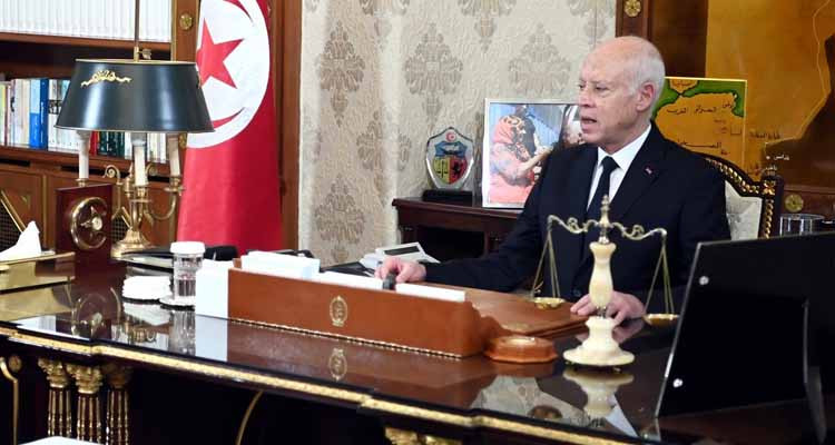 رئيس الدولة يؤدي زيارة غير معلنة إلى مركز تجميع الحليب بباجة
