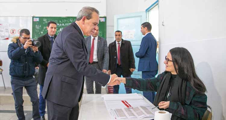 رئيس الحكومة أحمد الحشاني يؤدي واجبه الانتخابي